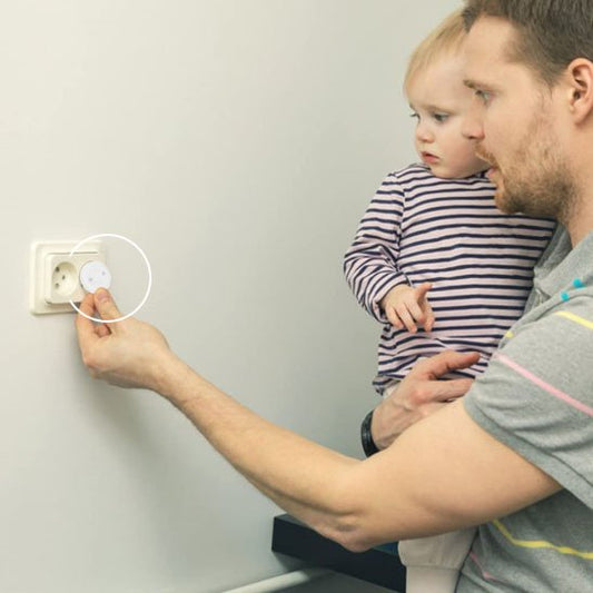 Cache prise blancs simples que papa montre pour éviter les accidents domestiques à bébé