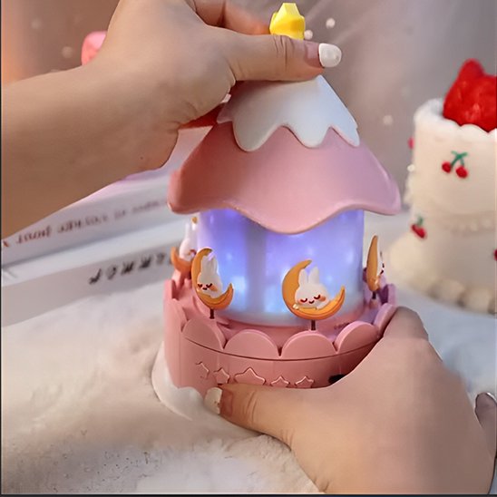 Veilleuse bébé maison rose diffusant une lumière douce