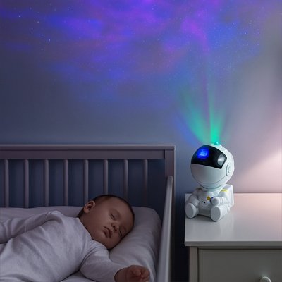 Veilleuse bébé projecteur cosmonaute projetant des lueurs boréales