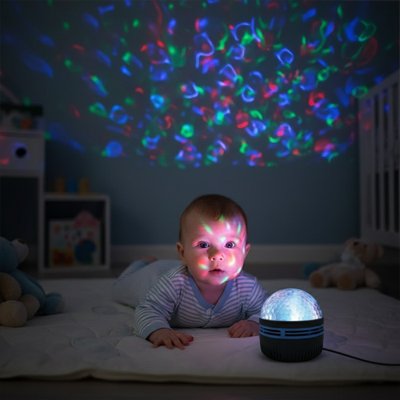 Veilleuse bébé projecteur effets multicolores avec bébé allongé