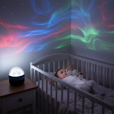 Veilleuse bébé projecteur placée près du lit d’un bébé